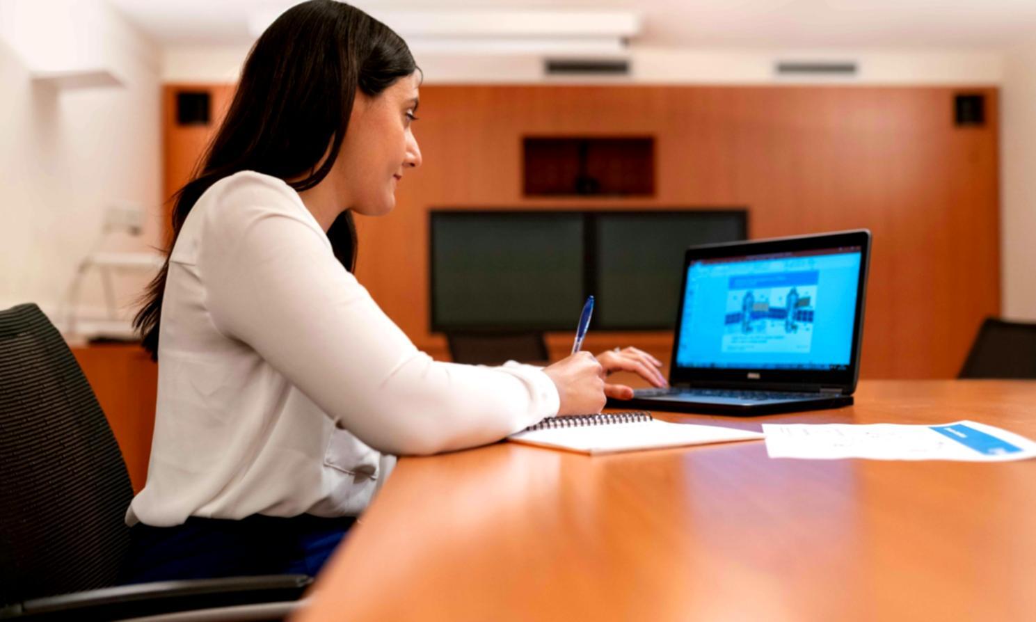 Graphiques et données d'investissement affichés sur un écran