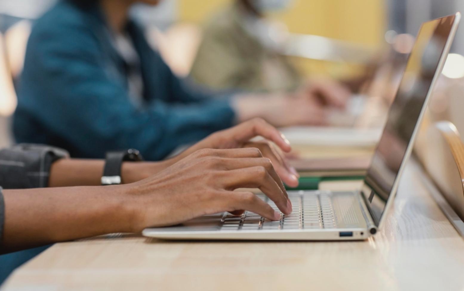 Personne analysant des données financières sur un ordinateur