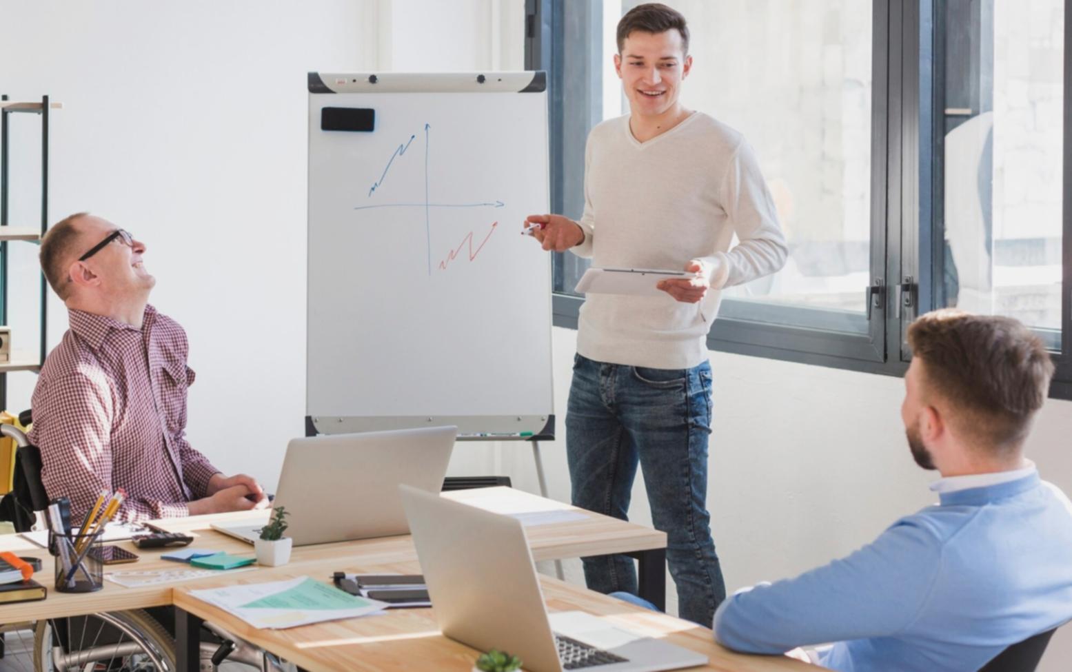 Interface de surveillance d'investissements montrant des graphiques de performance et des analyses de portefeuille sur plusieurs écrans